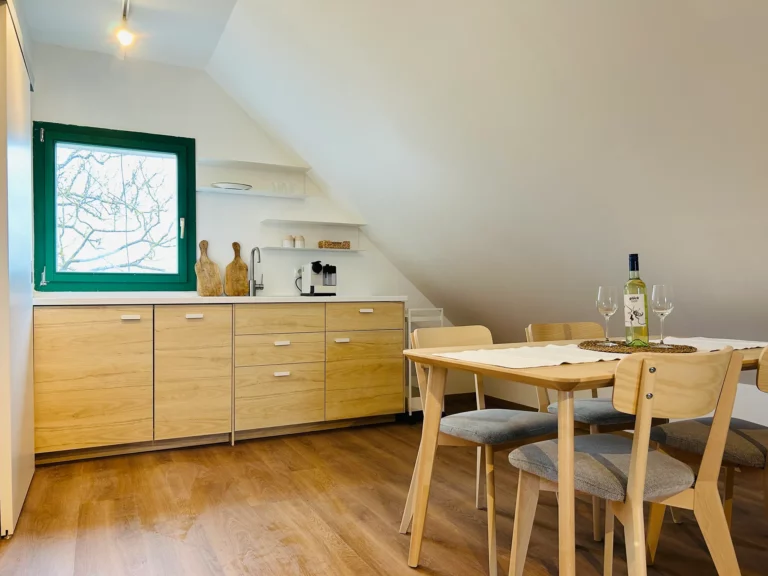 Freilich Weinappartement Wildenduernbach Kueche Essbereich